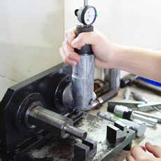 Badanie odległości między dwiema osiami za pomocą cylindra narzędzia pneumatycznego