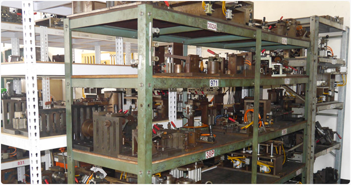 GISON's zelf ontworpen meters / mallen / klemmen voor pneumatisch gereedschap.